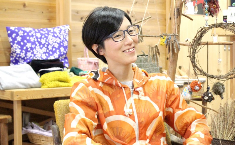 「ＮＰＯ法人ゼロ・ウェイストアカデミー」事務局長・東輝実さん。くるくる工房内にて、名物の鯉のぼりのリメイク作品を羽織って。