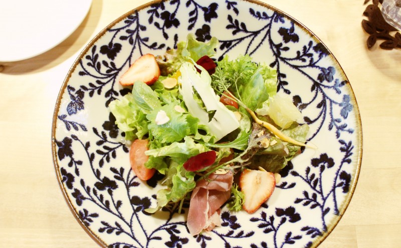 新鮮な上勝町の野菜と、季節のベリーに生ハムのサラダ！　本当にきれいで、美味しかったです