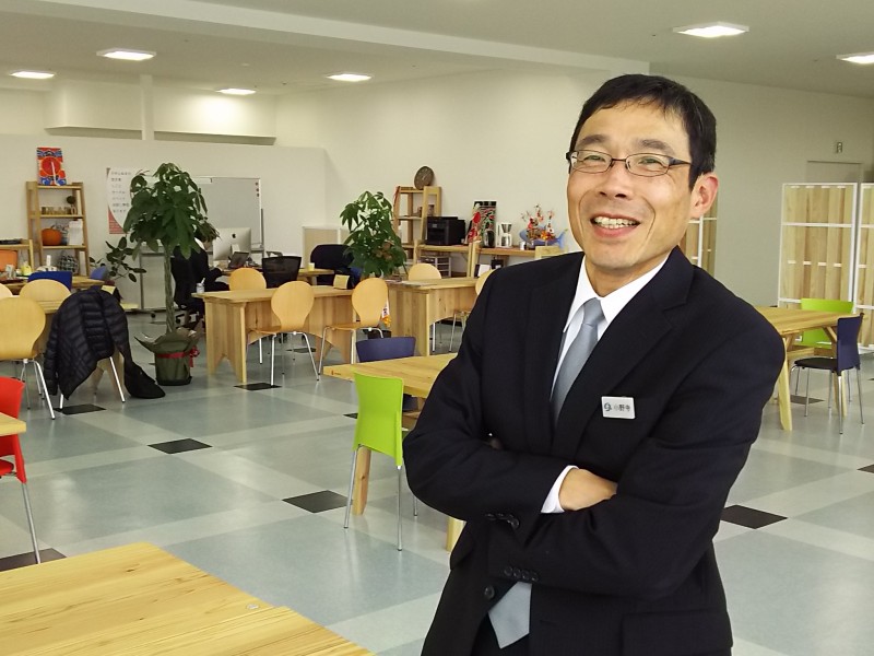 コワーキングスペース「スクエアシップ」にて。小野寺さんは生まれも育ちも気仙沼。市役所には震災後、県外から就職する正職員も増えたそうだ。遠くは大阪出身者もいるという。役場自身もほどよく「よそ者」を受け入れている。