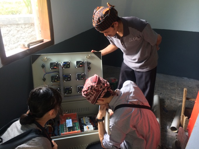 インドネシアの小規模の水力発電を運営するNGOで留職に取り組む二人の日本企業の社員