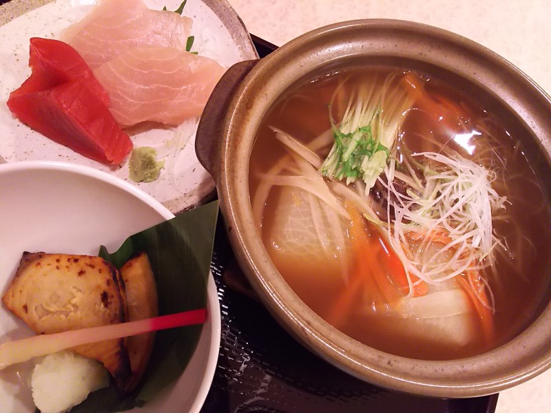 気仙沼港の生メカジキの水揚げは、全国トップシェアの73％。カツオやサメなどほかにも全国一位を争う魚種は多いが、ブランド化第一号の白羽の矢が立ったのはメカジキだ。また、市内の飲食店では、刺身、焼き、鍋などいろいろな調理法でメカジキが提供されている。