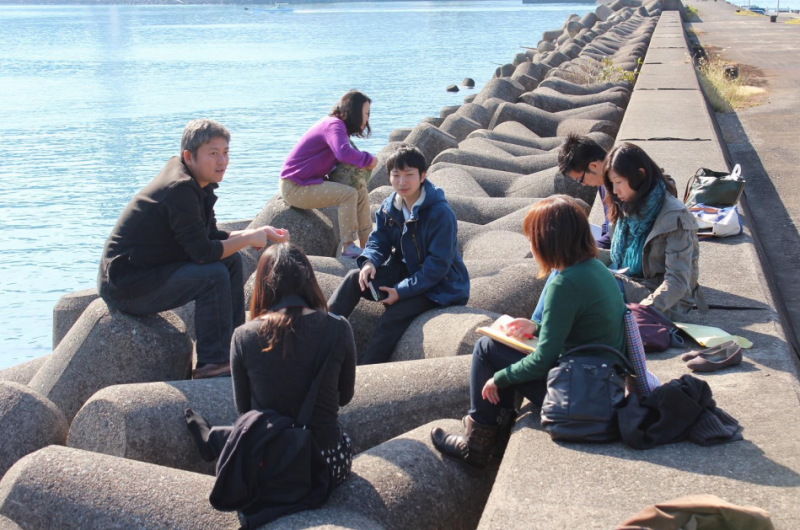 若者を前に話をする伊東将志さん(画面一番左)