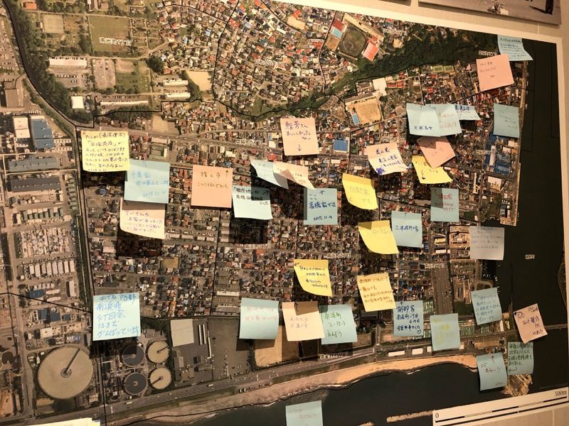 震災前の航空写真には、住民が思い出の情景を書き込んだポストイットが貼られている。みらいサポート石巻が取り組む、「つなぐ記憶」プロジェクトの一環だ。 
