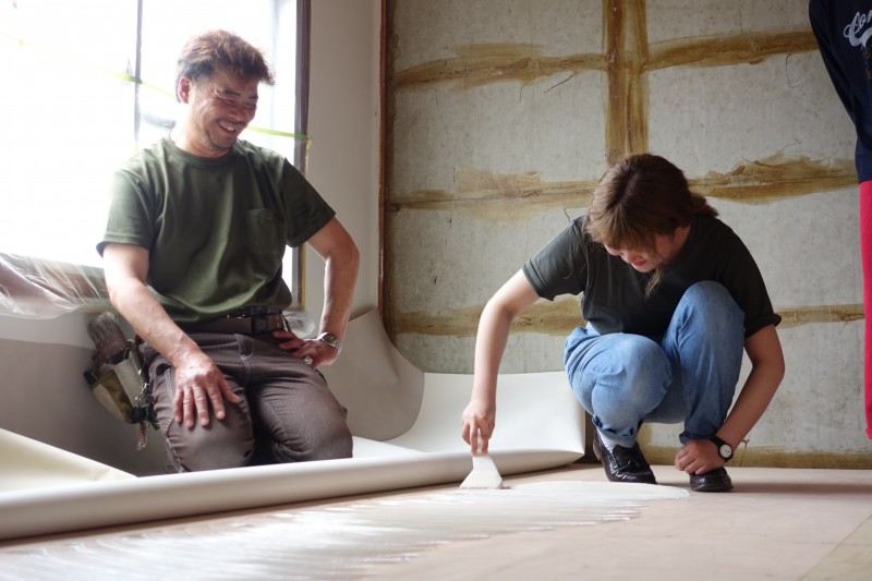 職人さんからレクチャーを受けてDIYに取り組む参加者