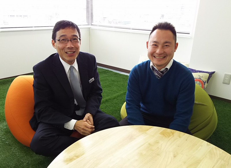 広々と明るいスペースには、「芝生」の一角も。スクエアシップのロゴは□shipと書く。Leader ship、Local ship、Owner shipなど、利用者によって□には何が入ってもいい。