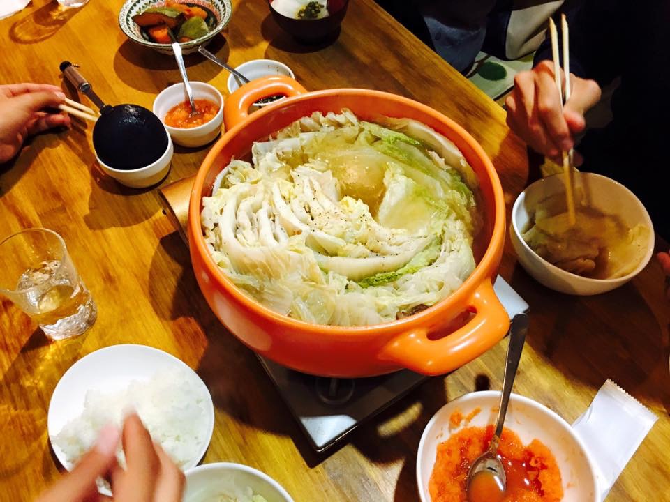 白菜鍋を囲む