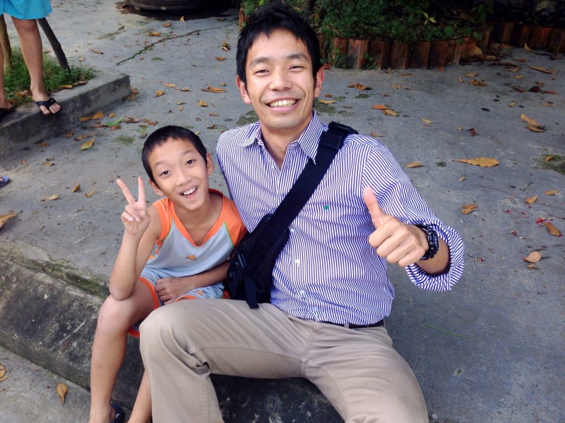 留職者の同行中に、現地の子どもと一緒に(中山)