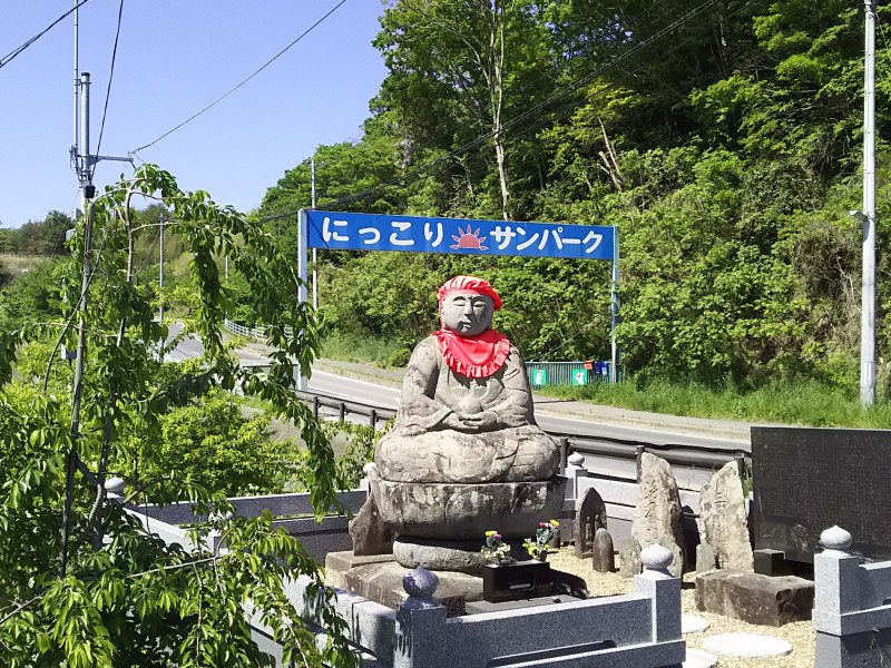 WAOの店舗兼オフィスの隣に佇むお地蔵さま。津波が北上川を溯上してこの一帯を襲ったときも、江戸時代から座ってきた台座から落ちなかったという。