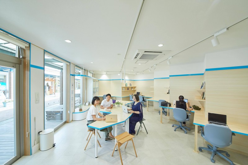 臼山さん4_コワーキングスペースでの仕事風景