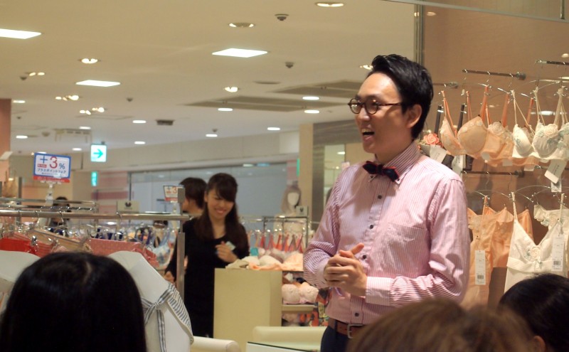 西武池袋店・女性下着売り場でのトーク姿