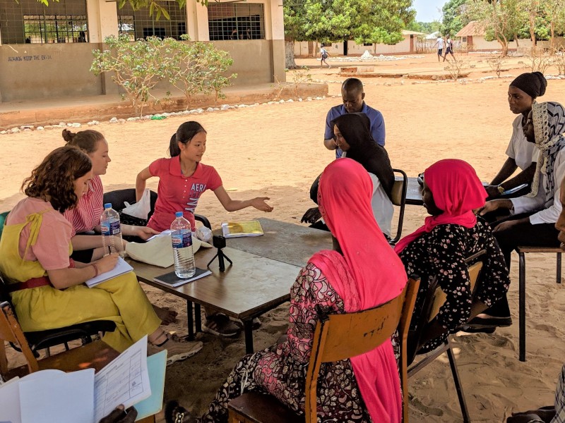 ガンビア内陸部の村で小学校の先生にインタビュー