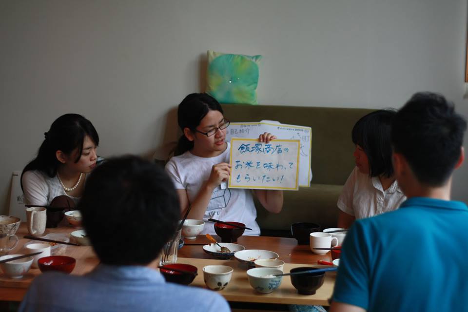 コメタクが毎週土曜に開いている朝ごはん会の様子。食べる前にコメタクの想いを伝えます