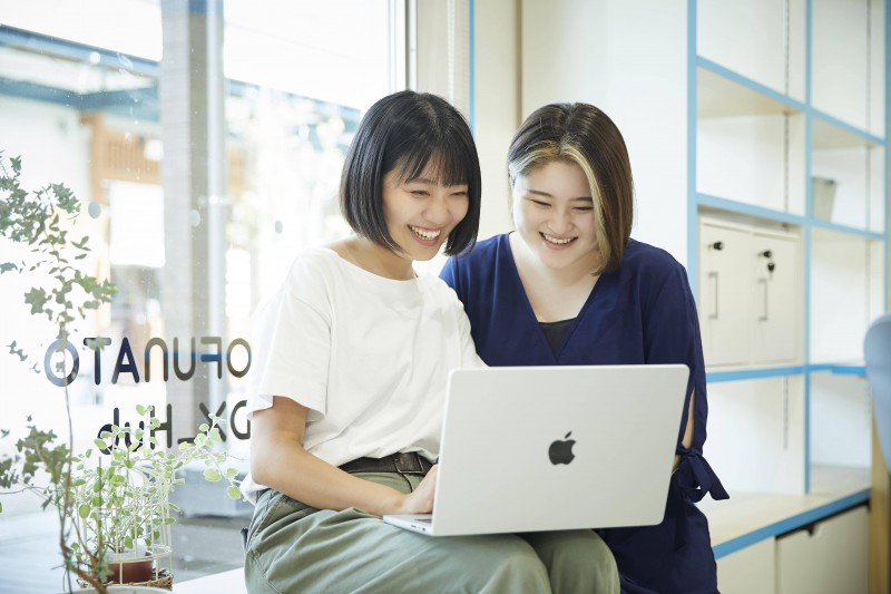 臼山さん5_コワーキングスペースでの仕事風景