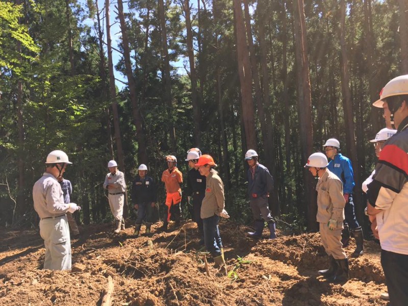 林業家養成塾/森のアカデミー。実際に山に入って、チェーンソーの使い方、急峻な山からも伐り出す方法、安全な林道の作り方、などを学ぶ。