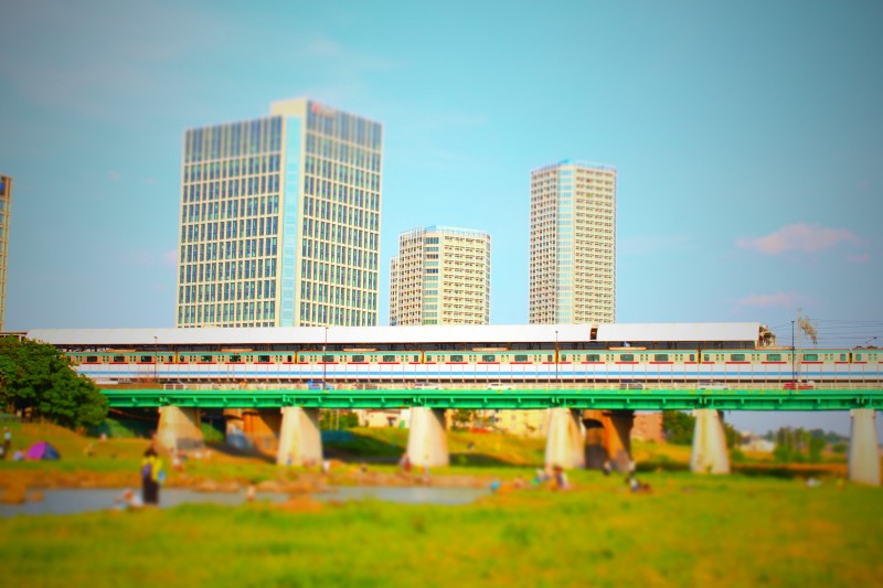 多摩川にかかる二子玉川駅。ホームには東急田園都市線の車両が見える。