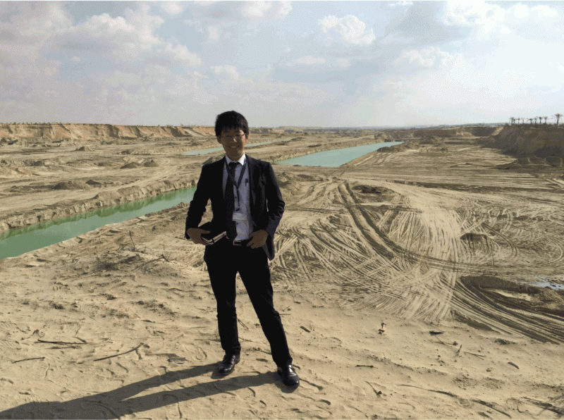 2_(キャプション)JICAエジプト事務所駐在時代の様子(スエズ運河拡張工事現場の視察時)