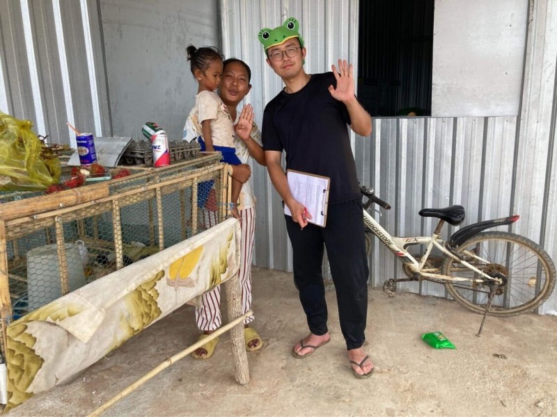 カンボジアのカエル農家さんと橘木さん