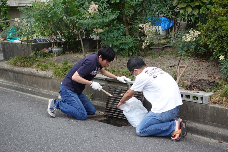 自治会の活動に参加し、住民の方と協力して清掃活動に取り組む参加者