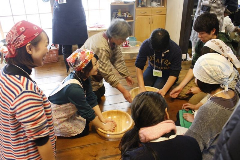 地域イベントで、参加者がひっつみという郷土料理を教わっている様子。