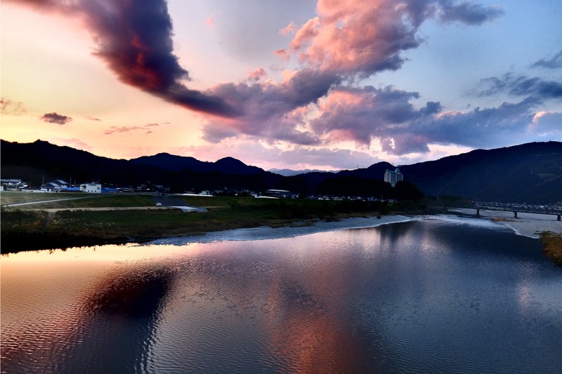 高知滞在時代に住んでいた町に流れていた仁淀川。この風景が好きで、いつもここで遊んでいたという。