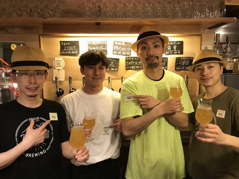 高知県産の文旦を使用し、「月と太陽BREWING」にてHobo Brewingが醸造したビール「誰彼セゾン」を、オーナーの森谷氏（右から2番目）とスタッフと共に。