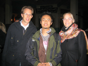 小沼さん(中央)の人生を変えた、ふたりのドイツ人コンサルタントと