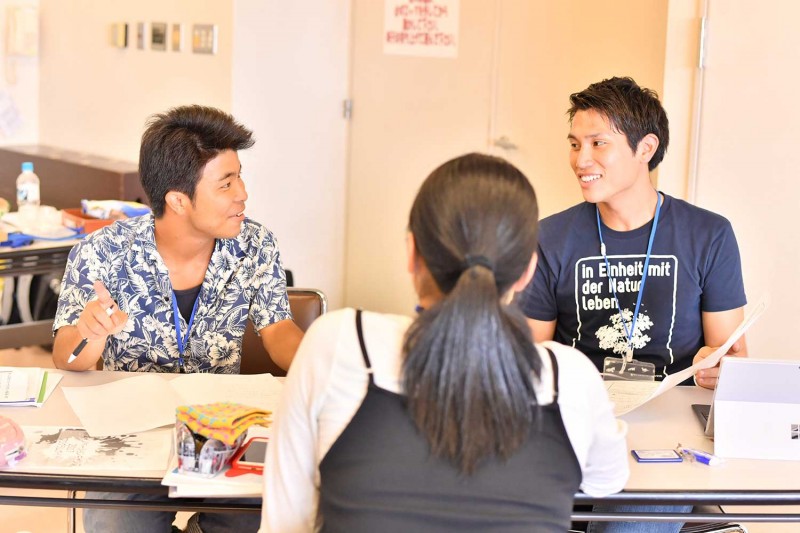 全国から集まった子せがれたち。それぞれの生い立ちや、価値観形成に影響を与えた出来事について、興味津々で意見交換し合っていました。 