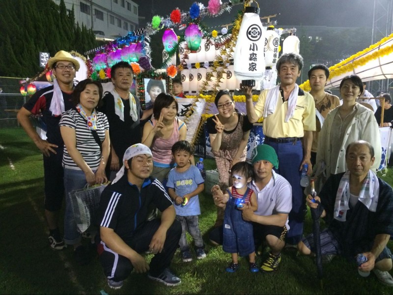 佐世保の精霊流しにて親戚との一枚。麦わら帽子が小森さん、黄色いシャツがお父様