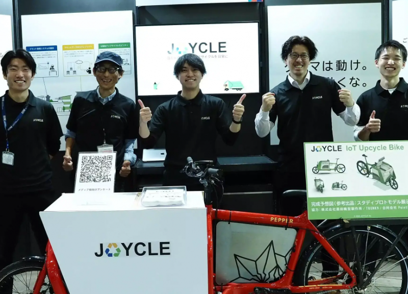 インターン生含む仲間とJapan Mobility Showに出展。ブースには衆議院議員の小泉氏も訪れました。