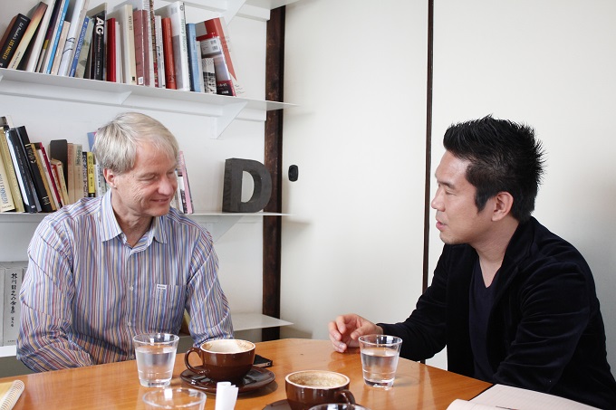 対談するランスさんと岡本さん