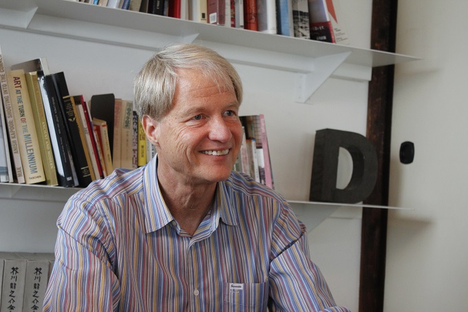 対談するランスさんと岡本さん