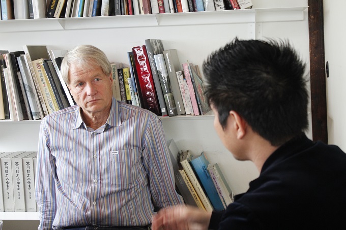 対談するランスさんと岡本さん