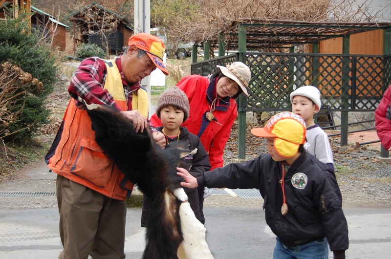 子ども向けに猟師の仕事を伝える活動も。
