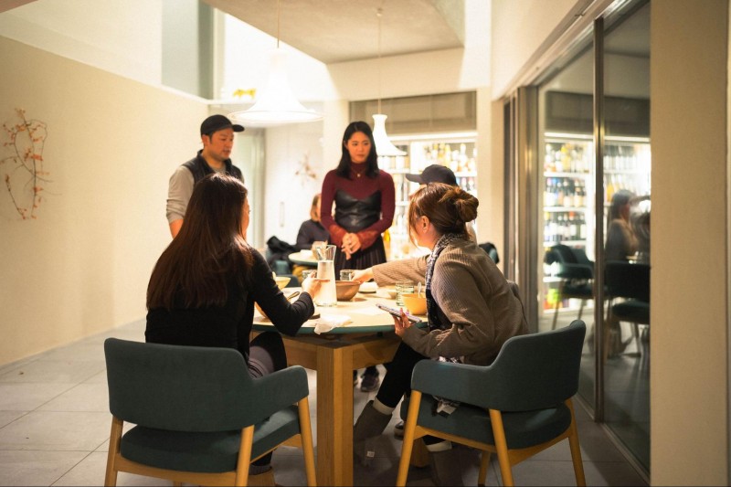 日本酒ツアーで参加者に説明をしている宮内さんの様子