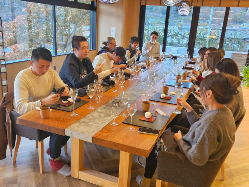 酒蔵巡りツアーの食事の様子