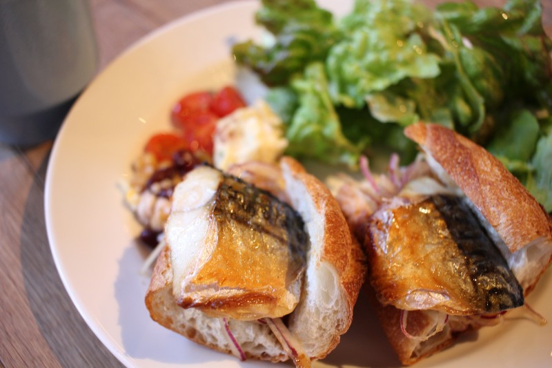ライターが選んだのは、「凄すぎる鯖サンド」。はじめての味わいだったが、甘酸っぱいタレに絡められたふかふかの鯖はフランスパンにぴったりだった
