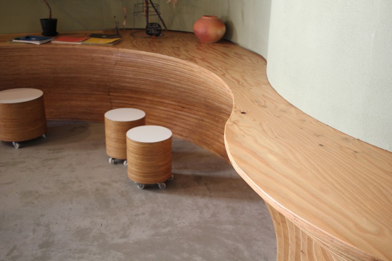 この木材が幾重にも重ねられたテーブルは、ワークショップを通して様々な人と作り上げたものなのだそう。人と人が出会う場所であって欲しいという願いがここにも具現化されている