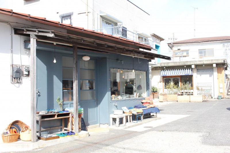 Chusの隣の路地には、雑貨屋、フラワーショップなど個性的な店舗が軒を連ねる