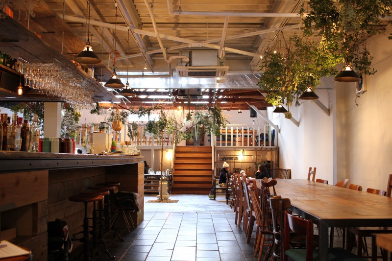 “大きな食卓”が並ぶ、TABLEの風景