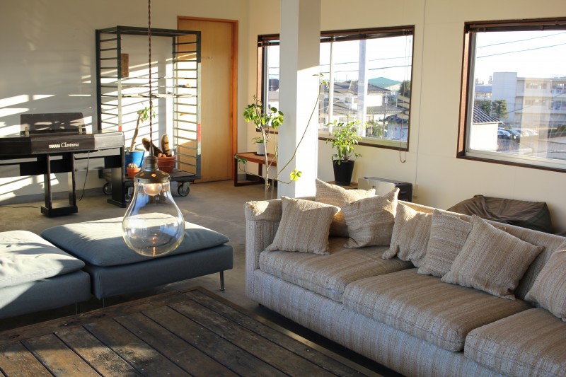 YADOのラウンジ。奥の窓が家具屋さんから引き継いだもの