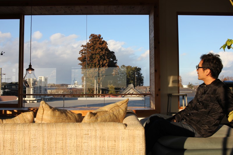 ソファに自ら腰掛けながら、窓から見える景色のエピソードを話してくださった宮本さん