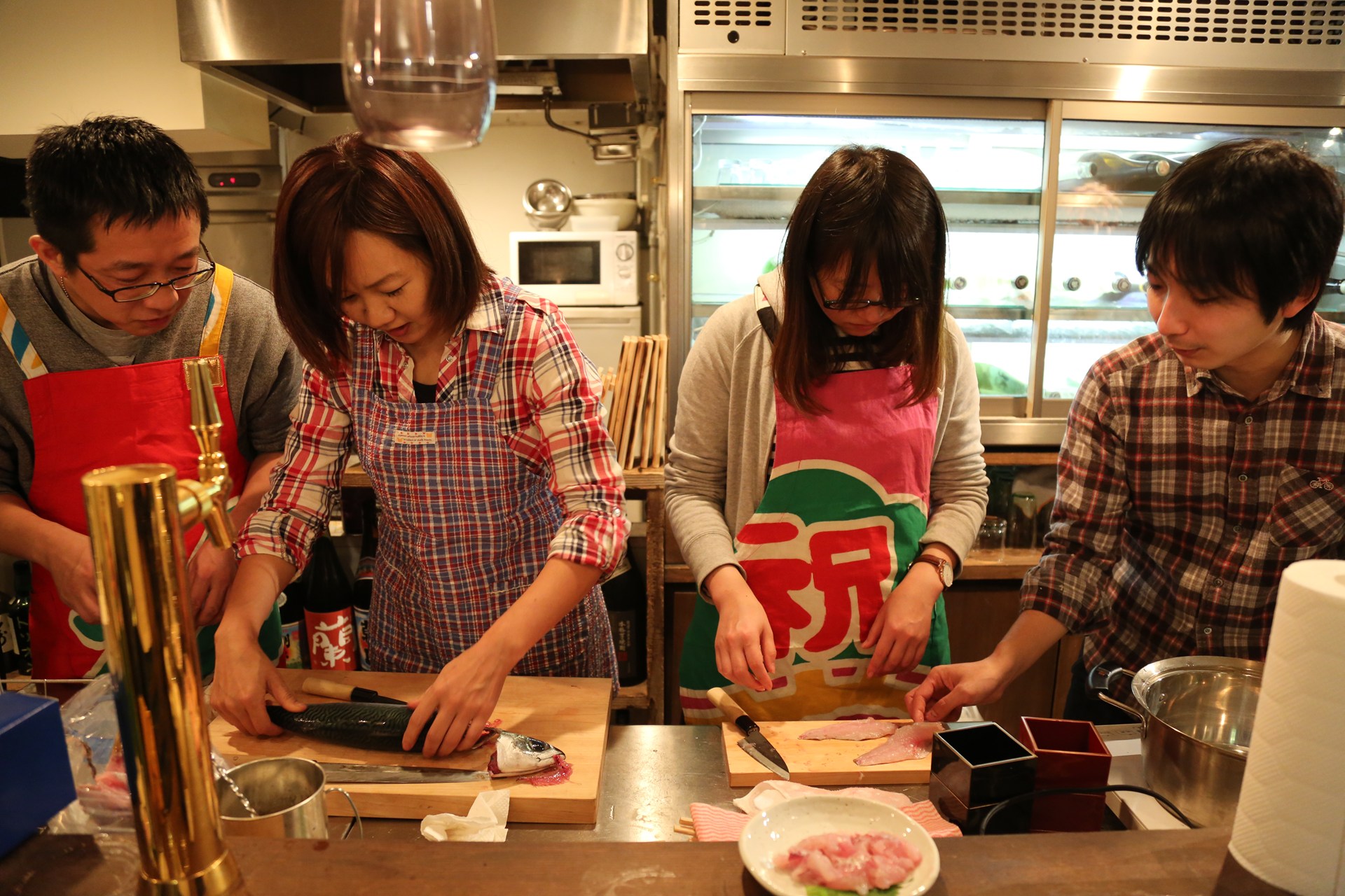 東京での「さばき会」の様子。魚を実際にさばいて、食べるという体験ができます