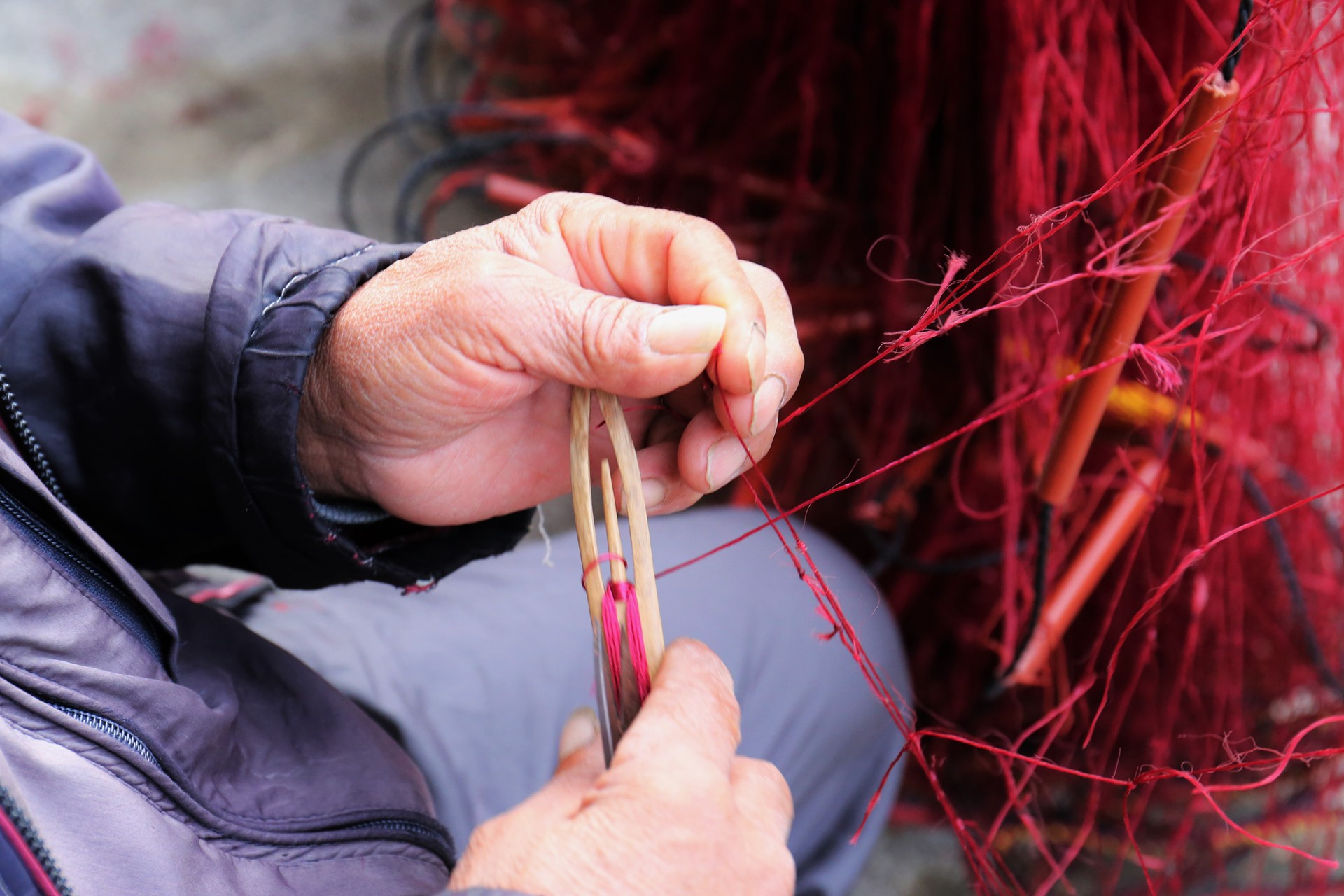 明日の漁に備えて、漁網をきよることは漁師の大切な仕事