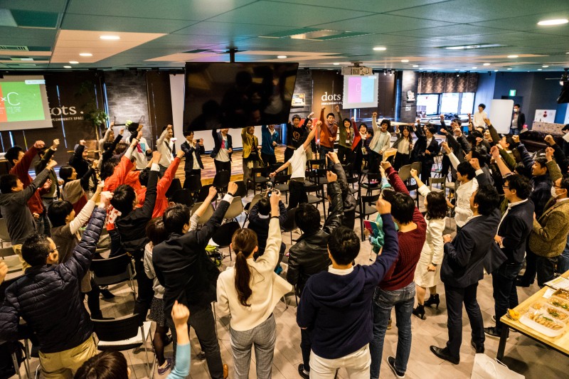 手を挙げる参加者たち