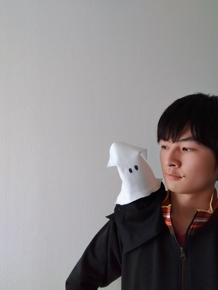 ロボットを肩に乗せる沖野くん