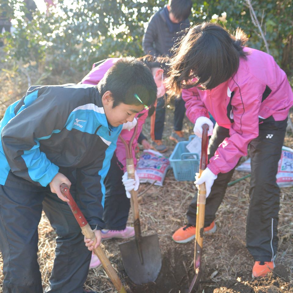 植樹会には地元の子どもたちも参加しています