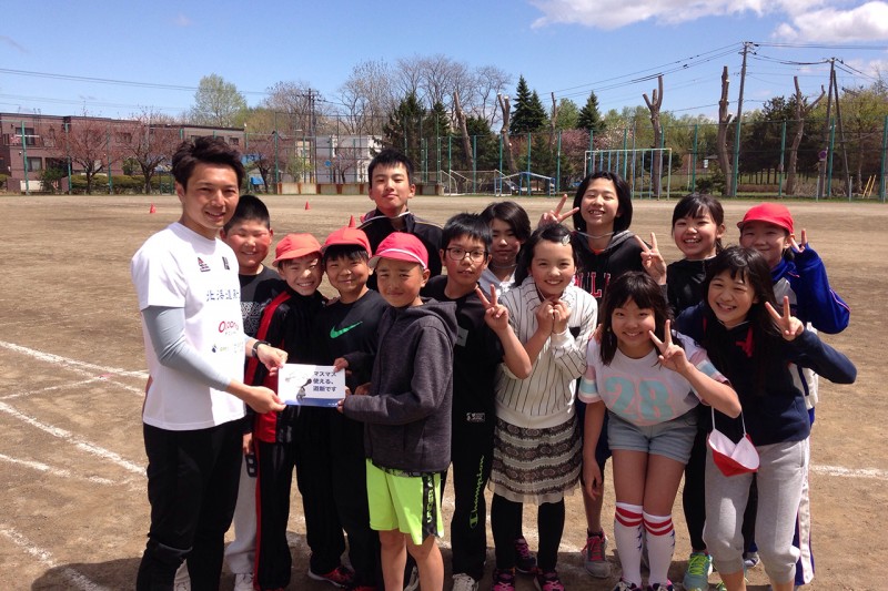 憧れのアスリートから直接指導を受け、子どもたちのやる気もアップ！ 写真左は陸上競技実業団チームで活躍した仁井有介さん。