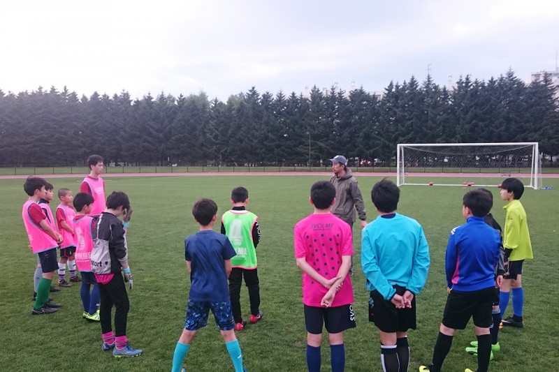 厚別アスリートアカデミーでの指導風景。基本動作から元トップアスリートによる専門的なトレーニングを通じて、人間育成に力を注いでいる。