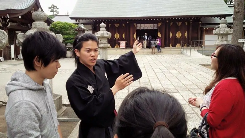 週末に神社やお寺でツアーを開催していた